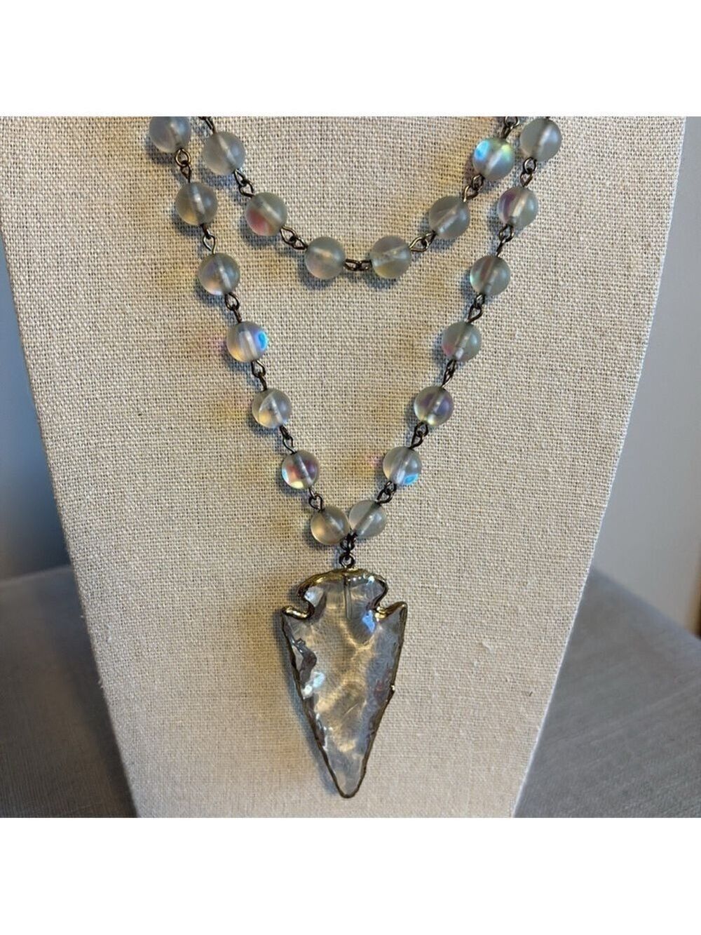Vintage Art Deco Frosted Bead Necklace with Arrowhead Pendant